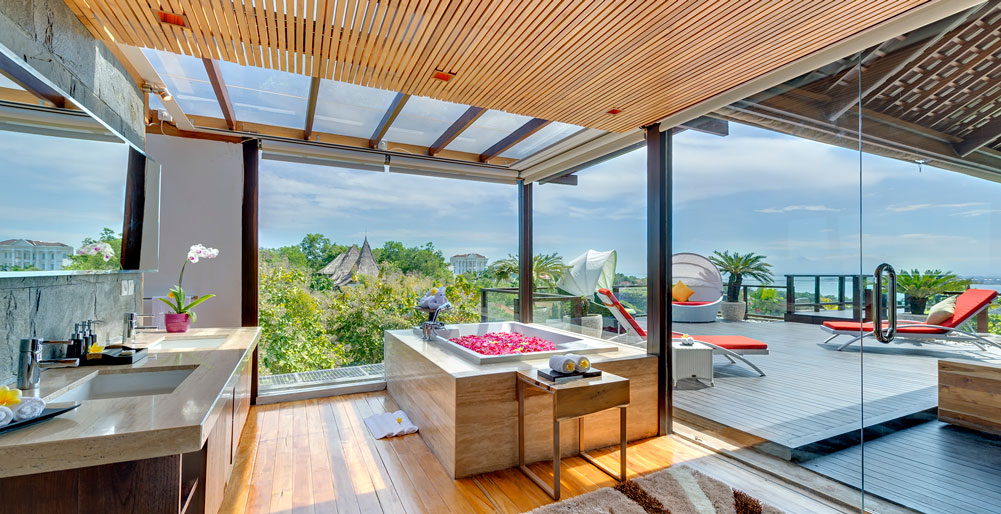Villa Aiko - Lovely master bathroom overlooking the Jimbaran Bay